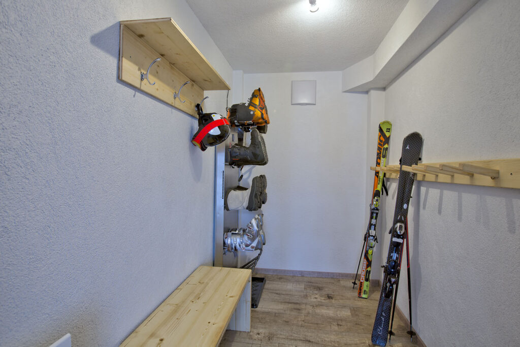 18.-Chalet-Dorfkristall-Bramberg-Schiraum-1