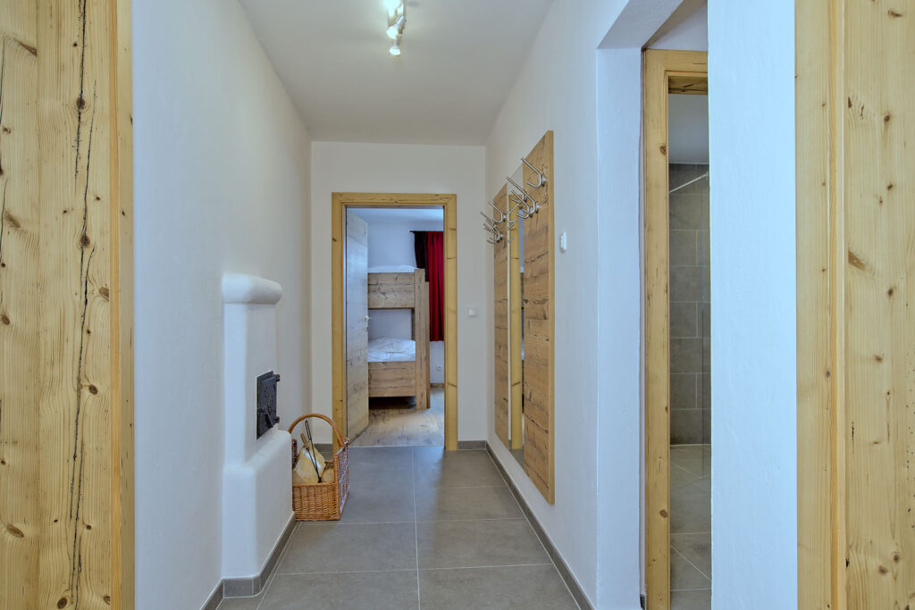 19.-Chalet-Dorfkristall-Bramberg-Gang-1