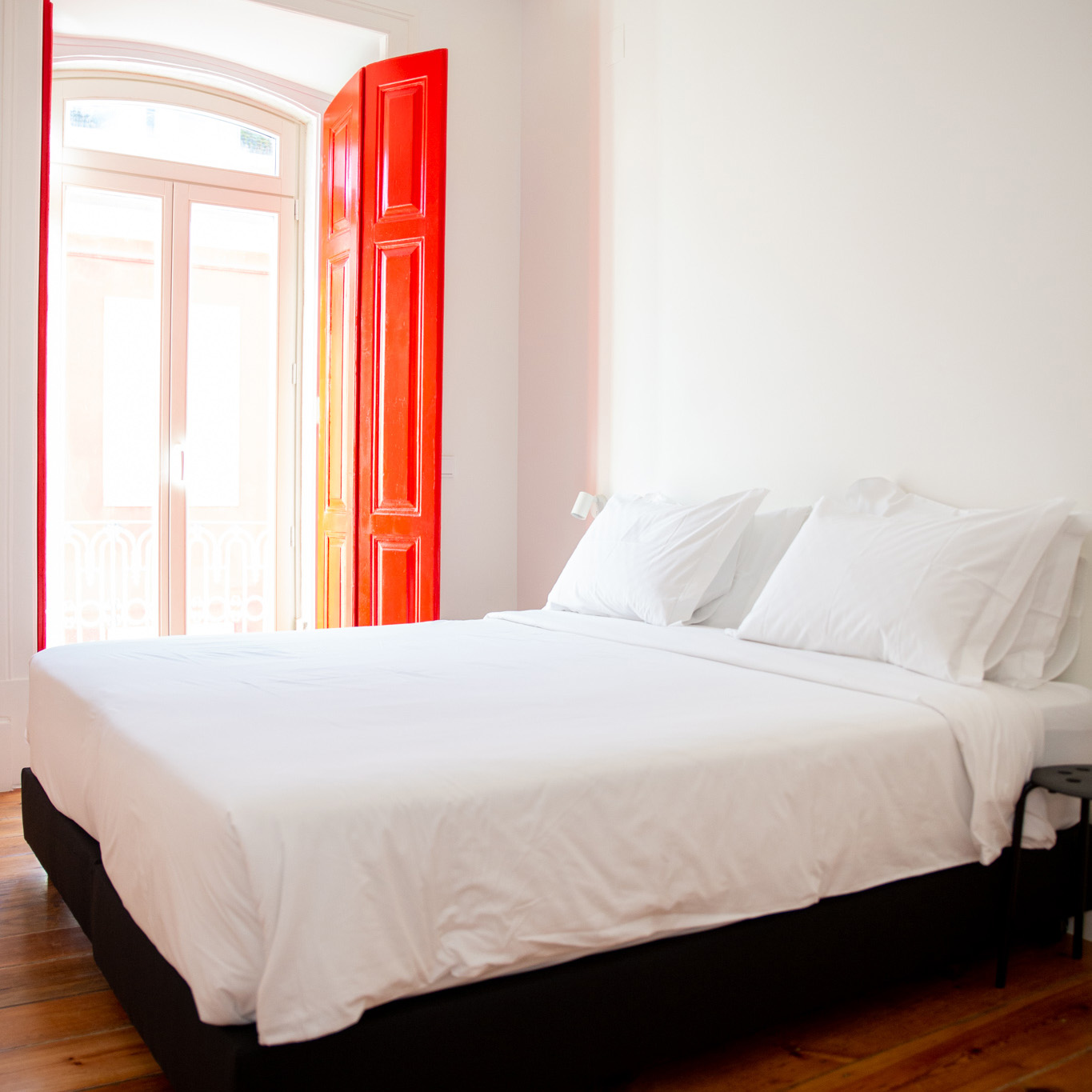 Double-kingsize-bed-in-bedroom-of-apartment-patio-left-in-Casa-Rene