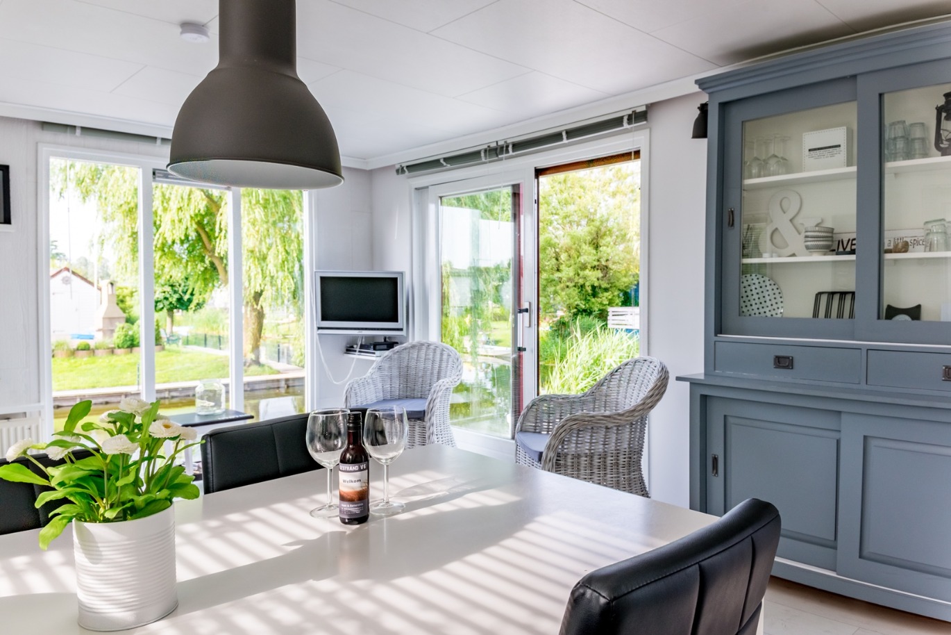 chalet-gestrand-interieur-woonkamer-doorkijk-tuin-water