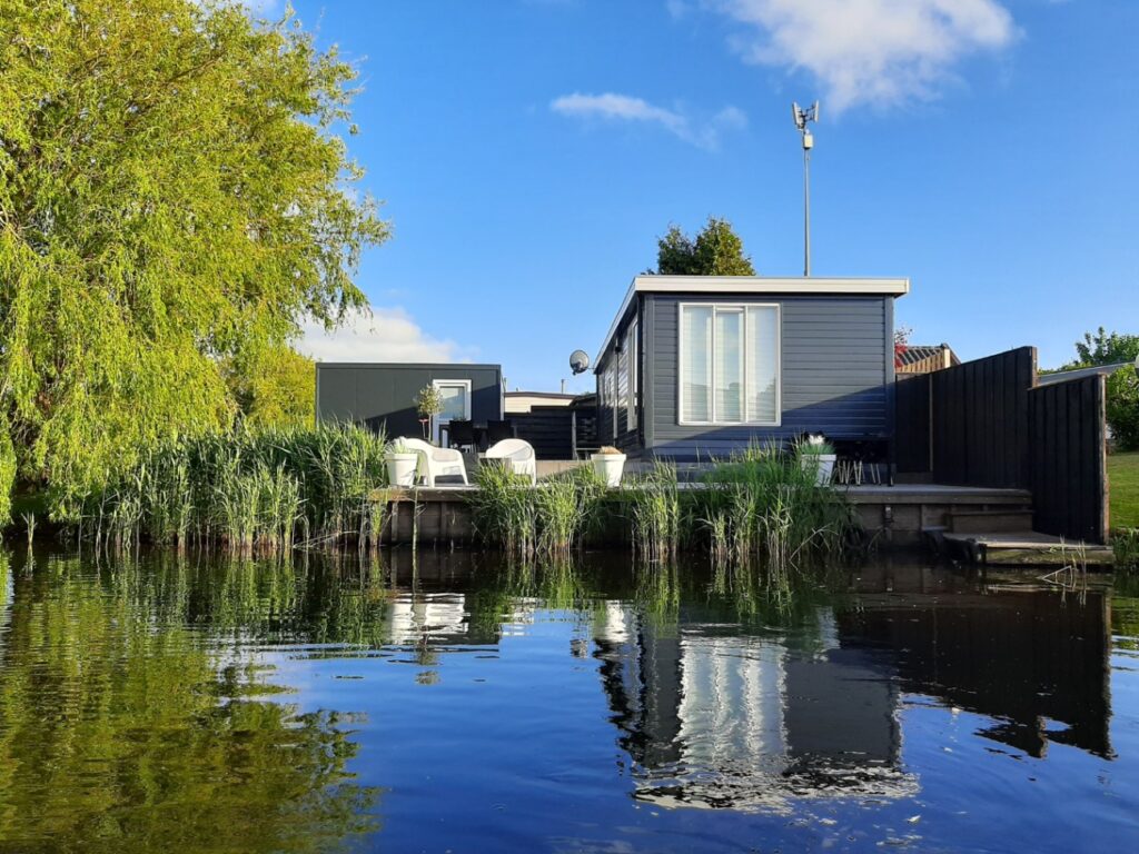 chalet-v6-gestrand-aan-het-water-makkum