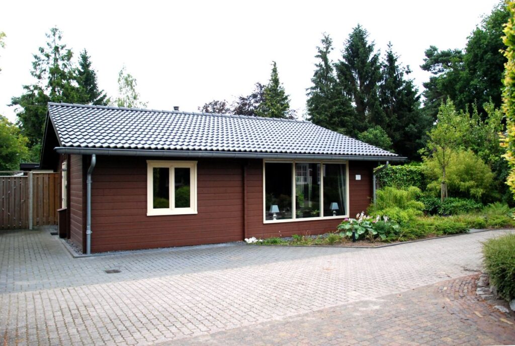 Wellnessbungalow met buitenspa De Haspel